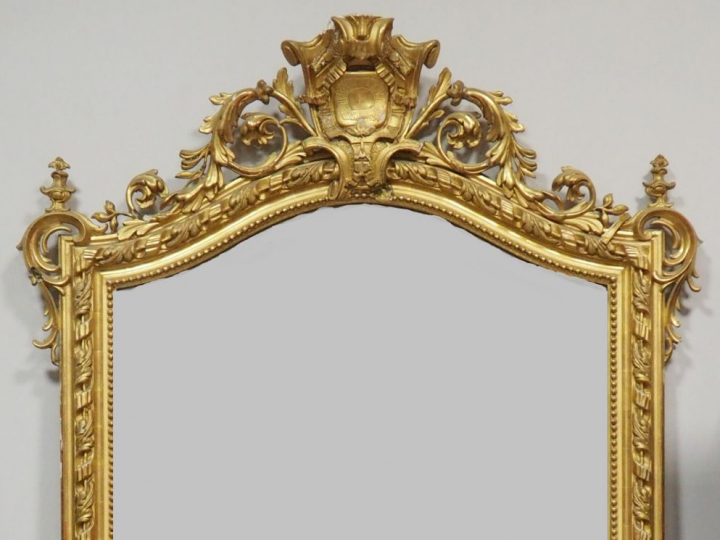 Grande glace de salon Napoléon III en bois et stuc doré, à décor de pe