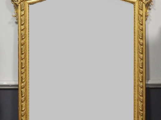 Grande glace de salon Napoléon III en bois et stuc doré, à décor de pe