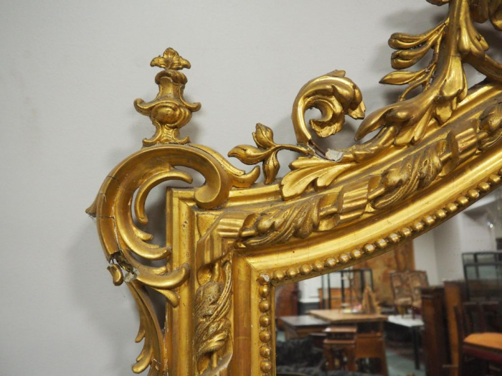 Grande glace de salon Napoléon III en bois et stuc doré, à décor de pe