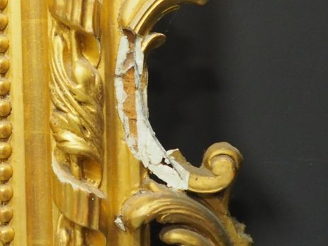Grande glace de salon Napoléon III en bois et stuc doré, à décor de pe