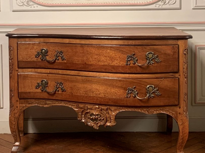 Paire de commodes Régence en noyer mouluré et sculpté, à décor de roca