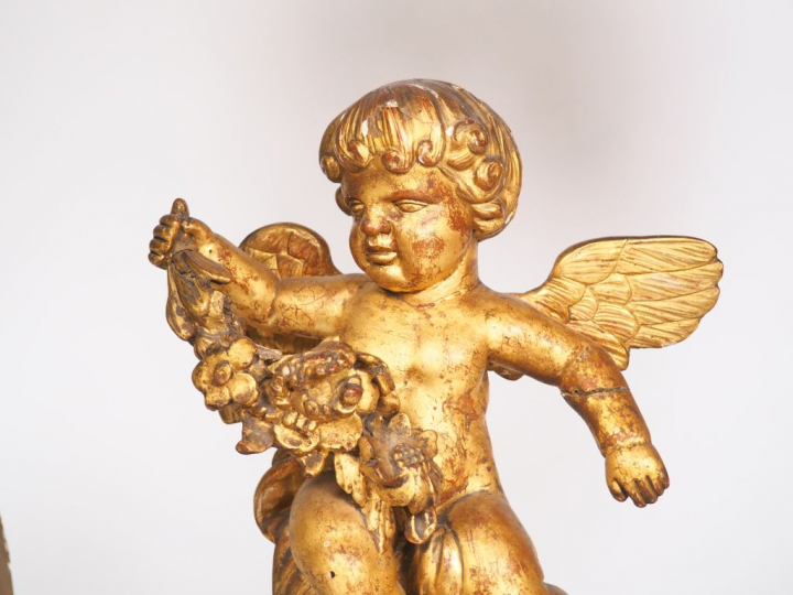 Console de style Louis XIV en bois sculpté et doré, quatre pieds à déc
