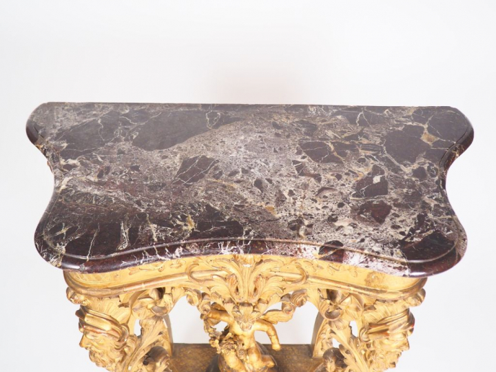 Console de style Louis XIV en bois sculpté et doré, quatre pieds à déc