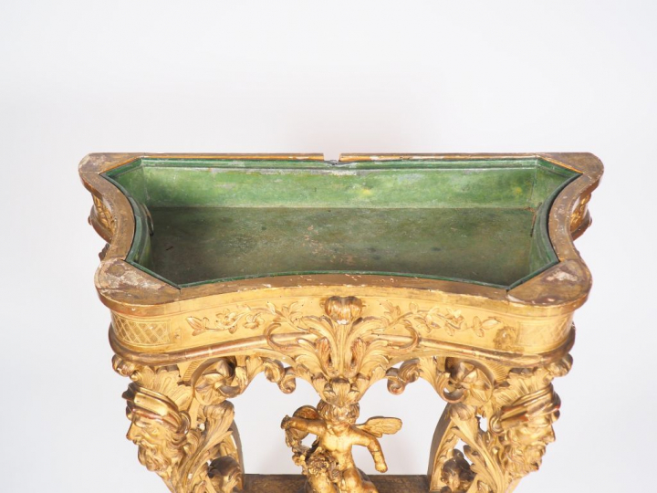 Console de style Louis XIV en bois sculpté et doré, quatre pieds à déc