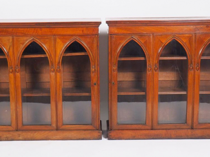 Paire de bibliothèques basses Restauration en noyer, à décor d'arcatur