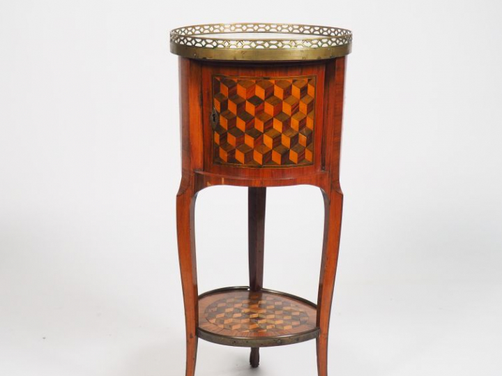 Chiffonnier de forme tambour Transition Louis XV-Louis XVI en marquete