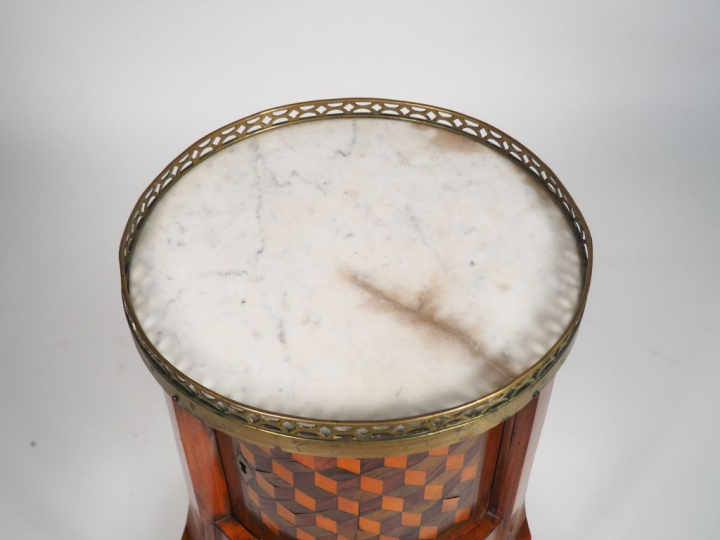 Chiffonnier de forme tambour Transition Louis XV-Louis XVI en marquete