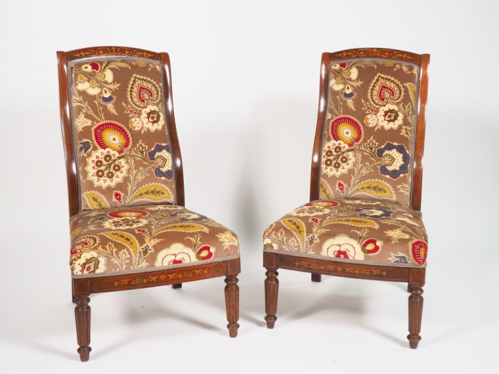 Paire de chauffeuses Charles X en marqueterie de houx et d’acajou, à d