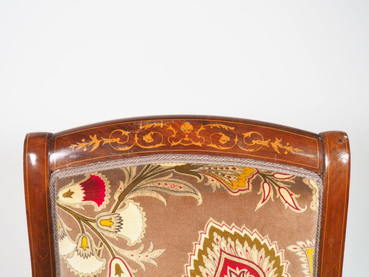 Paire de chauffeuses Charles X en marqueterie de houx et d’acajou, à d