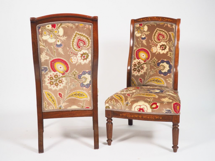Paire de chauffeuses Charles X en marqueterie de houx et d’acajou, à d