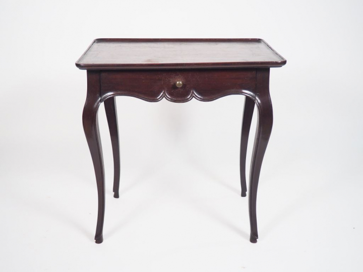 	Table cabaret Louis XV en acajou mouluré, plateau violonné, pieds cam