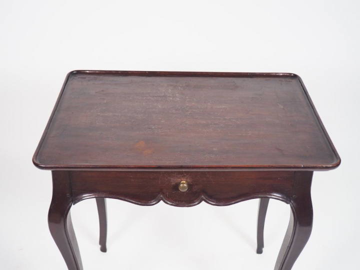 	Table cabaret Louis XV en acajou mouluré, plateau violonné, pieds cam