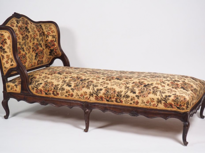 Mobilier de salon Louis XV en noyer mouluré comprenant : une duchesse 