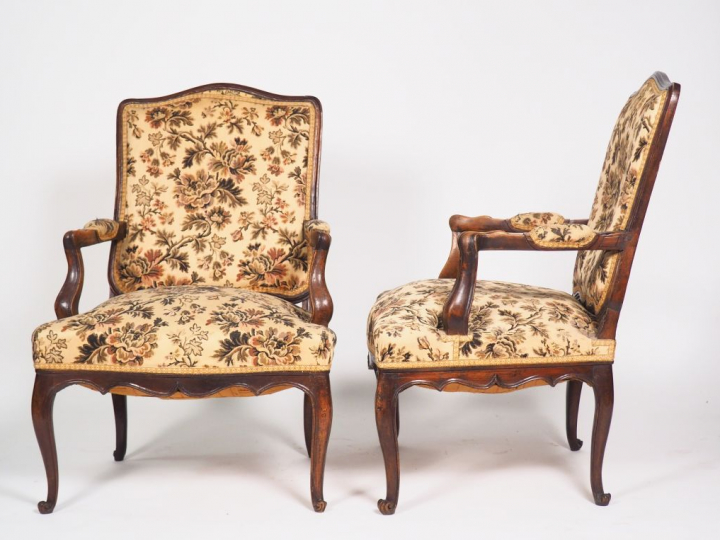 Mobilier de salon Louis XV en noyer mouluré comprenant : une duchesse 