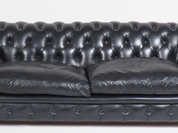 Canapé Chesterfield en cuir noir.