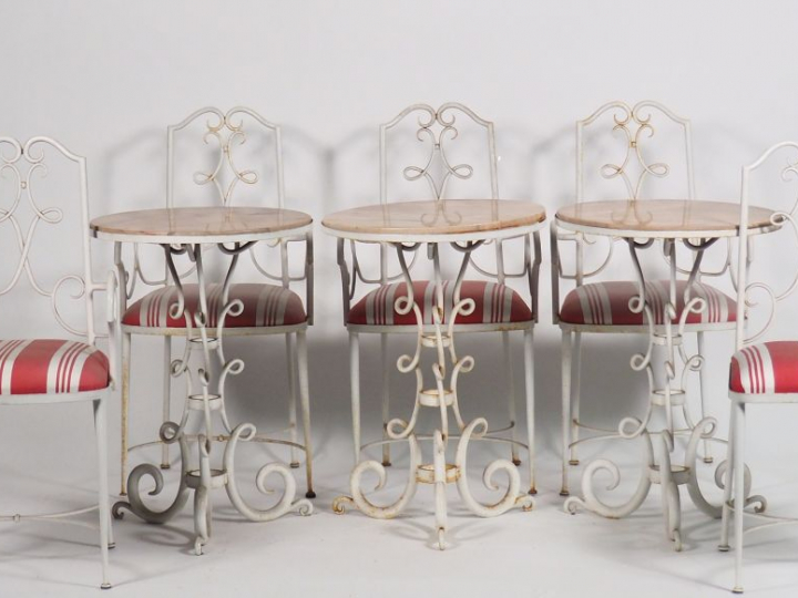 Mobilier de jardin en fer forgé blanc comprenant :  - trois guéridons 