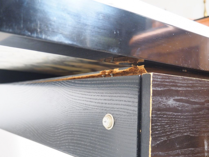 KNOLL.  Grand bureau en métal et bois laqué noir, plateau marbre. (Tir