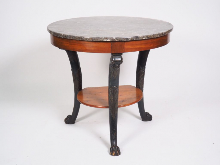 Guéridon tripode début XIXème en acajou, pieds en bois noirci en forme