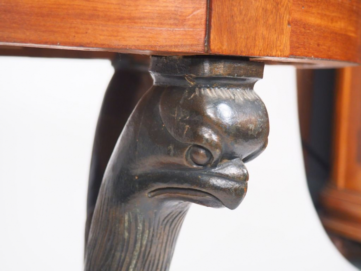 Guéridon tripode début XIXème en acajou, pieds en bois noirci en forme