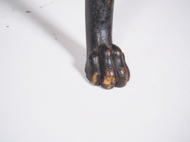 Guéridon tripode début XIXème en acajou, pieds en bois noirci en forme