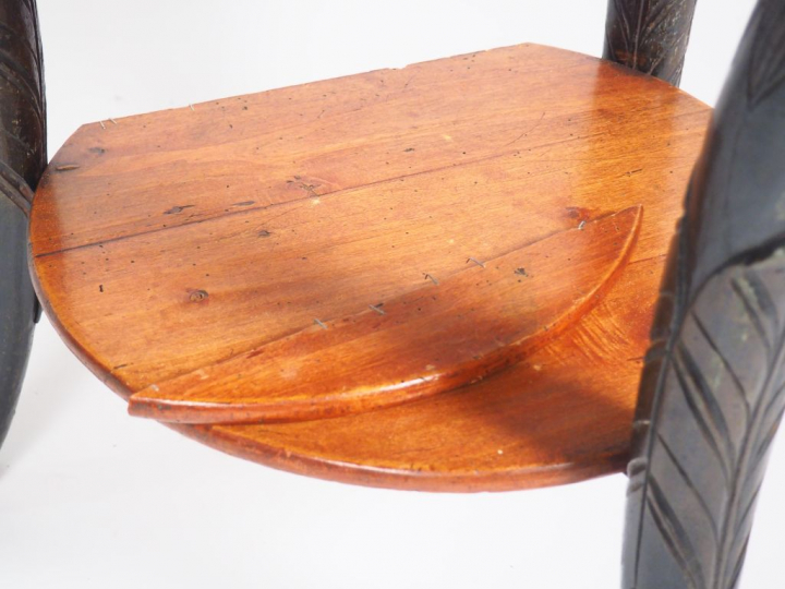 Guéridon tripode début XIXème en acajou, pieds en bois noirci en forme