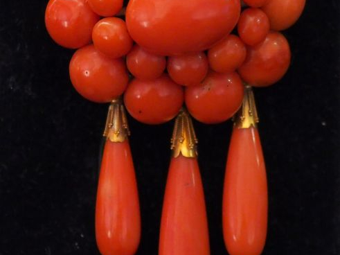 Broche/pendentif ovale en or jaune et corail, à décor de trois pendelo