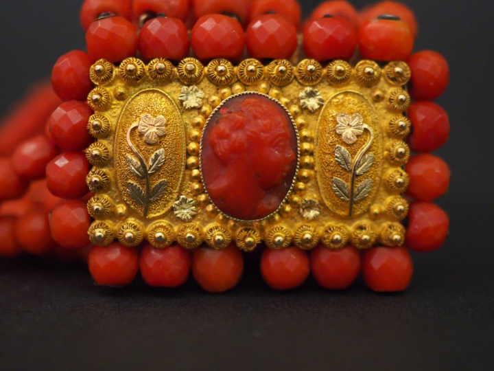 Bracelet manchette Napoléon III à six rangs en or jaune et perles de c