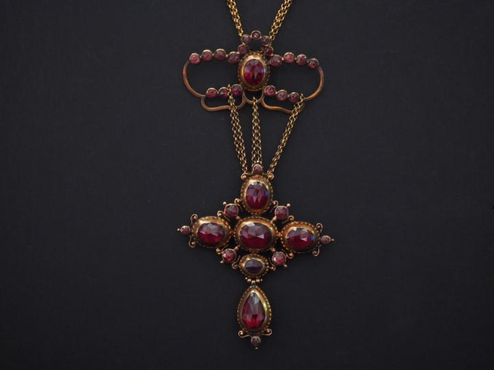 Collier Napoléon III en or jaune et grenats, à décor d'une motif centr