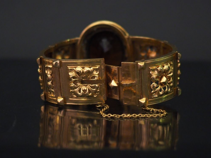 Bracelet manchette Napoléon III en or jaune, à décor d'un médaillon ov