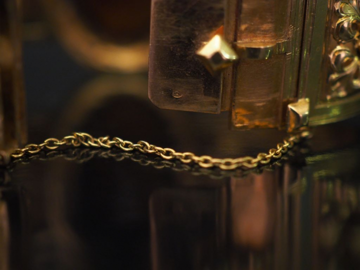 Bracelet manchette Napoléon III en or jaune, à décor d'un médaillon ov