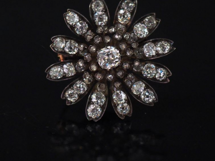 Broche XIXème en or jaune et argent en forme de fleur épanouie sertie 