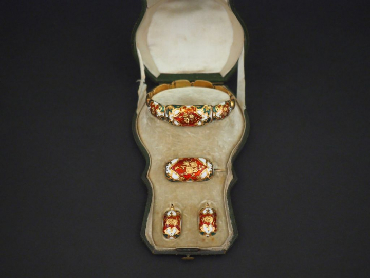 Parure Restauration en or jaune et émail polychrome, à décor de trophé