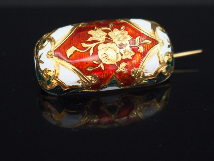 Parure Restauration en or jaune et émail polychrome, à décor de trophé