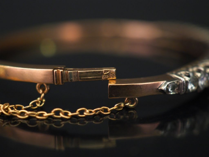 Bracelet jonc Napoléon III en or jaune, sertie d'une ligne de dix-sept