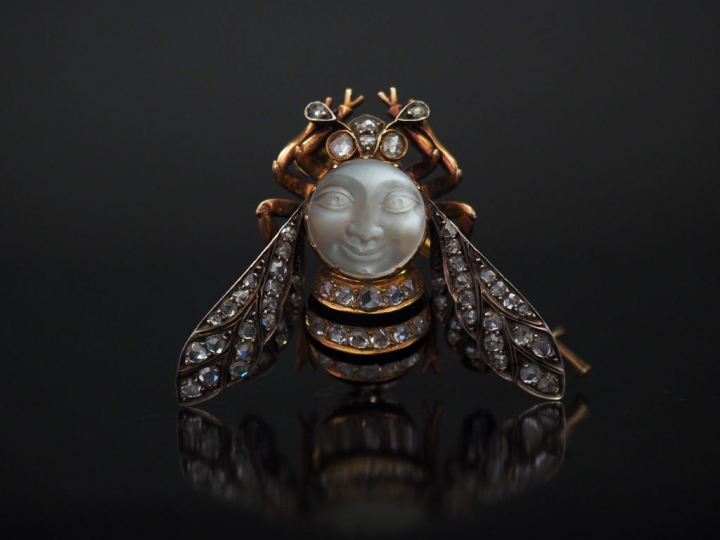 Broche en forme de bourdon en or. Le thorax formé d'un médaillon en ve
