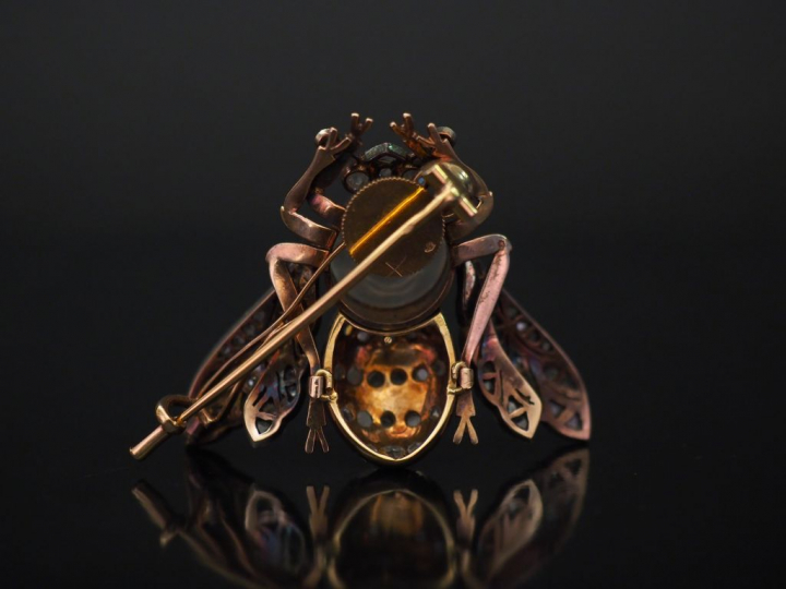 Broche en forme de bourdon en or. Le thorax formé d'un médaillon en ve