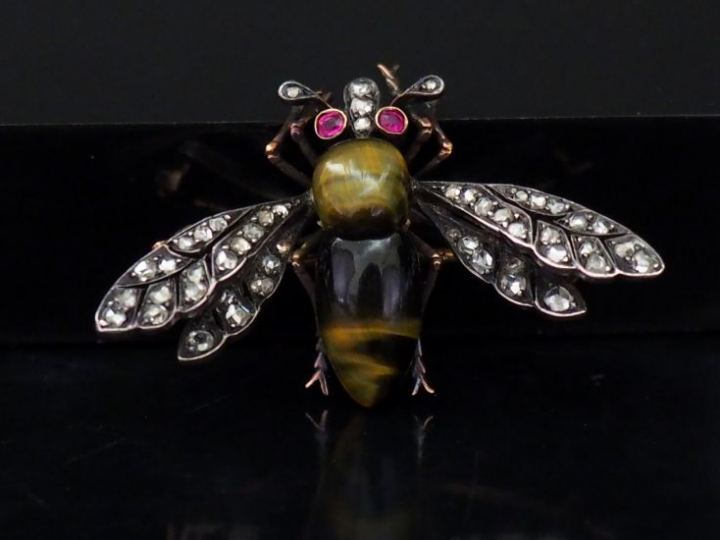 Broche en forme de bourdon en or jaune et argent.  Le thorax et l'abdo