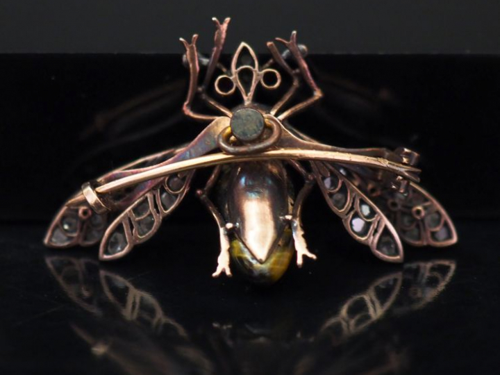 Broche en forme de bourdon en or jaune et argent.  Le thorax et l'abdo