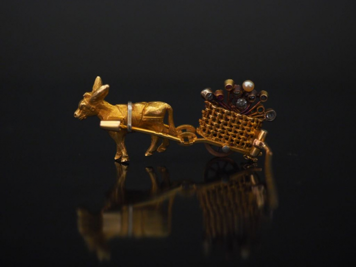 Broche en forme de mule tirant une charrette de fleurs en or jaune, se