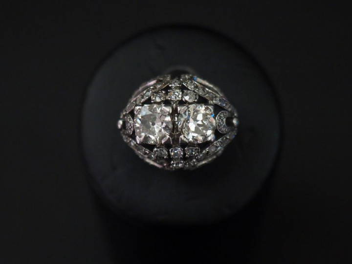 Bague dôme en platine ou or blanc, sertie en son centre de deux diaman