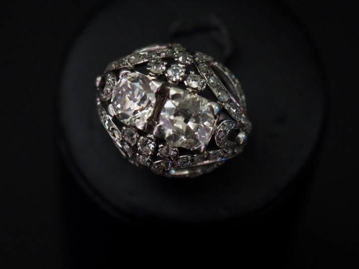 Bague dôme en platine ou or blanc, sertie en son centre de deux diaman