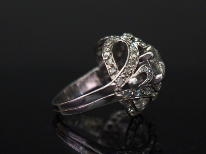 Bague dôme en platine ou or blanc, sertie en son centre de deux diaman