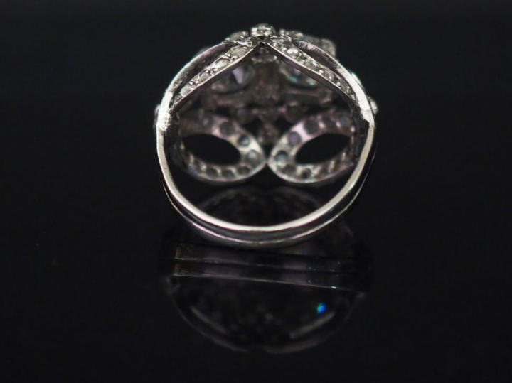 Bague dôme en platine ou or blanc, sertie en son centre de deux diaman