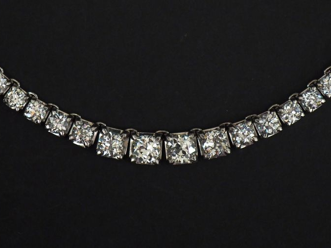 Collier articulé rivière de diamants, serti de vingt-deux diamants tai