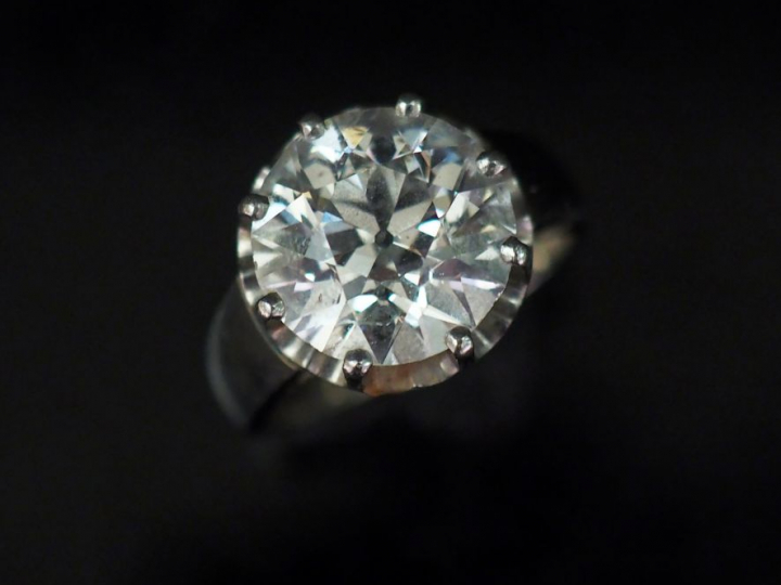 Bague solitaire en platine et or blanc, sertie en son centre d'un diam
