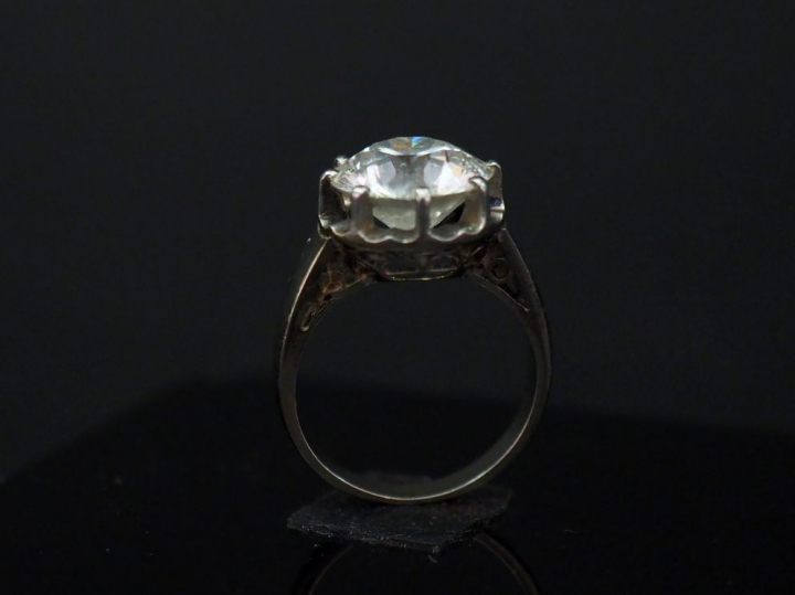 Bague solitaire en platine et or blanc, sertie en son centre d'un diam