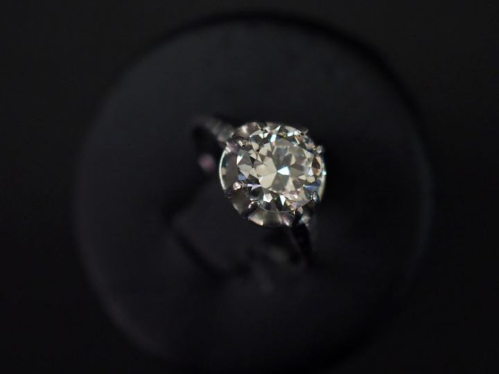 	Bague solitaire de style Art déco en platine, sertie en son centre d’