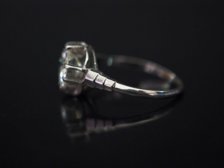 	Bague solitaire de style Art déco en platine, sertie en son centre d’