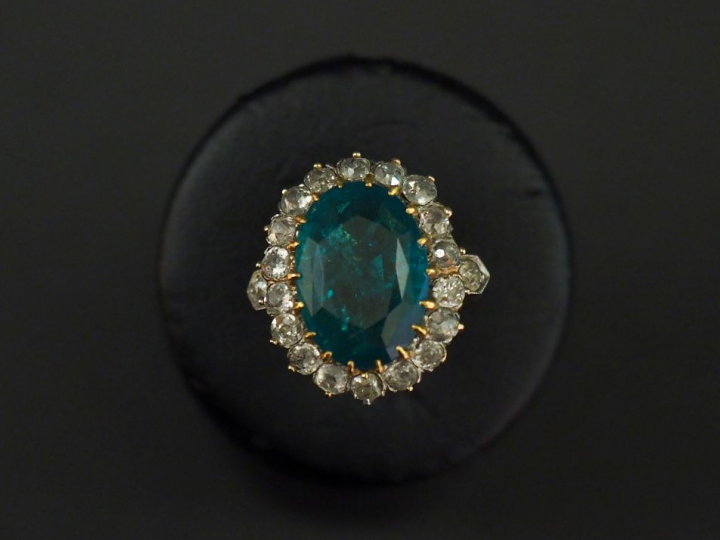 Bague marguerite en or jaune, sertie en son centre d'une émeraude oval