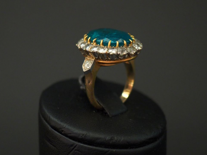 Bague marguerite en or jaune, sertie en son centre d'une émeraude oval